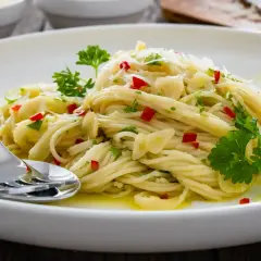 Spaghetti aglio e olio z gotowym sosem, posypane parmezanem i chili. Szybki i pyszny obiad.