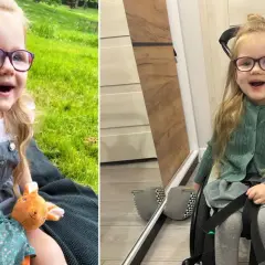 Uśmiechnięta dziewczynka w okularach, z długimi blond włosami. Na jednym zdjęciu siedzi na trawie z zabawką, na drugim w wózku inwalidzkim. Zespół Retta objawy nie definiują jej radości życia.