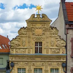 Bogato zdobiona kamienica pod gwiazdą, dawniej muzeum sztuki Dalekiego Wschodu, z datą 1697.