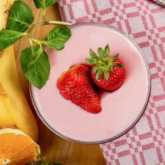 Różowy deser z truskawkami i bananami, idealny na fit desery.