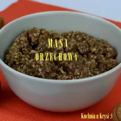 Masa orzechowa do rogalików, gotowa do użycia. Wokół miseczki leżą orzechy włoskie.
