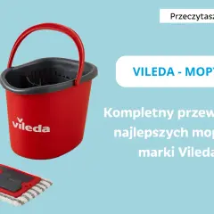 Czerwone wiadro i mop płaski marki Vileda na jasnoniebieskim tle.