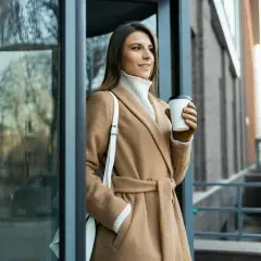 Elegancka stylizacja na Wszystkich Świętych: płaszcz, golf i rękawiczki. Idealnie, by wybrać się na cmentarz.