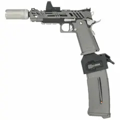 Pistola de airsoft gris con silenciador, mira roja y cargador extendido, lista para intensos juegos de airsoft.