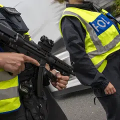 Zwei Polizisten mit Maschinenpistolen und Warnwesten führen Grenzkontrollen in Italien durch.