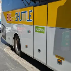 Bus Shuttle Flixbus, prêt à emmener les voyageurs de l'aéroport de Rome vers le Vatican.