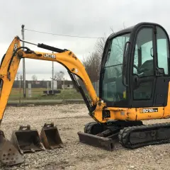 Żółta koparka gąsienicowa JCB 8018CTS z kabiną i dwoma łyżkami. Idealna do prac budowlanych, poznaj jej dane techniczne.