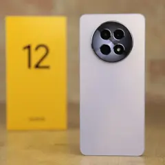 Nowy realme 12 plus z charakterystycznym modułem aparatów. Obok żółte pudełko z cyfrą 12.