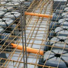 Struttura in fase di costruzione con casseri a "igloo" per vespaio aerato. L'altezza minimo è garantita da questi elementi modulari.