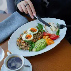Pyszne śniadanie z jajkami, awokado i komosą ryżową, idealne na dietę 2000 kcal.