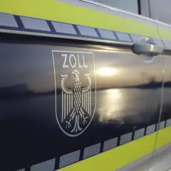 Samochód służbowy Zoll z godłem orła. Zastanawiasz się, ile litrów wódki można przewieźć przez granicę niemiecką? Sprawdź przepisy celne!