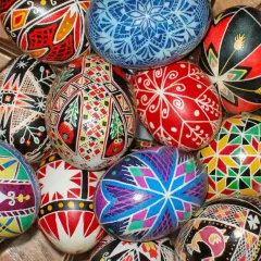 Bunte, kunstvoll bemalte Ostereier, wie sie traditionell zu Ostern in der Ukraine zu finden sind, liegen in einer Schale.