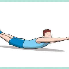 Uomo in posizione prona, braccia tese in avanti, gambe unite e sollevate. Esercizio per la dorsalgia.
