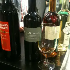 Butelki wina, w tym Malaga Virgen Sweet Pedro Ximénez. Jak pić wino? Degustacja wina.