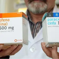 Manos sostienen cajas de medicamentos. Una caja muestra "ibuprofeno cinfa 600 mg" y la otra "paracetamol cinfa 1 g". Ambos son para la fiebre paracetamol o ibuprofeno.