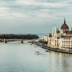 Budynek Parlamentu w Budapeszcie nad Dunajem. W tle most i statki. Wartość waluty w Budapeszcie jest tu widoczna w pięknie architektury.