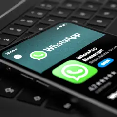 Smartfon z ekranem pokazującym aplikację WhatsApp Messenger. Widoczna ikona i przycisk "OPEN" sugerują, że trwa whatsapp instalacja.