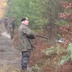 Myśliwi w lesie, przygotowujący się do polowania. Jak dowiedzieć się gdzie jest polowanie lub myśliwy? Obserwuj ich w lesie.