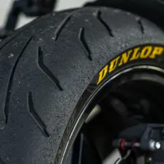 Neumático Dunlop Qualifier Core, ideal para quienes buscan opiniones sobre agarre y rendimiento en curvas.
