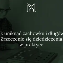 Dziadek i wnuczka grają w warcaby. Tekst na ekranie: "Jak uniknąć zachowku i długów? Zrzeczenie się dziedziczenia w praktyce".