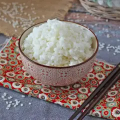 Idealny ryż do sushi: biały, kleisty, gotowy do zwinięcia. Dowiedz się, jak ugotować ryż do sushi krok po kroku.
