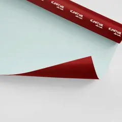 Rolka czerwonej folii samoprzylepnej z białym logo "KONTUR druk" na jasnoniebieskim tle.