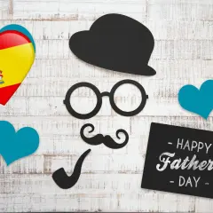 Serce z flagą Hiszpanii, czarny kapelusz, okulary, wąsy, fajka i napis "Happy Father's Day". Padre, co to znaczy?