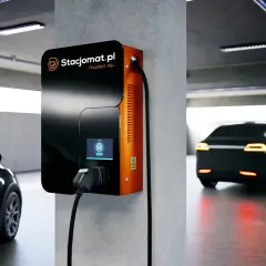 Nowoczesna ładowarka Stacjomat.pl w garażu podziemnym. Samochód elektryczny czeka na podłączenie, zgodnie z przepisami.