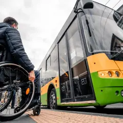 Czy opiekun osoby niepełnosprawnej płaci za bilet autobusowy? Sprawdź ulgi