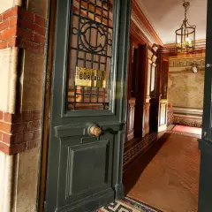 Entrée d'une cave historique pour une visite de la cave Castellane. Panneau "Bureaux" et "Caisse" visibles.