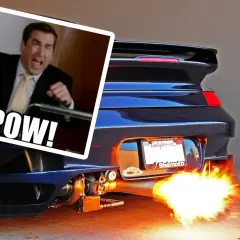 Un hombre grita "POW!" mientras un coche deportivo lanza llamas por el escape, mostrando los inconvenientes de los pops and bangs.