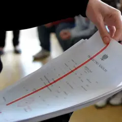 Świadectwo szkolne z czerwonym paskiem. Czy religia wlicza się do średniej? Pytanie, które nurtuje wielu uczniów.