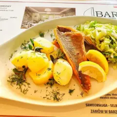Gdzie zjeść w Mikołajkach? Najlepsze ryby, smaki Mazur i widoki