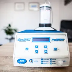 Urządzenie Quiniron BreathTracker do wykonania testu wodorowo-metanowego.