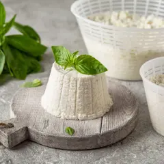 Świeża ricotta z bazylią, idealna do sałatek i deserów. Ten delikatny ser ma subtelny, kremowy smak.