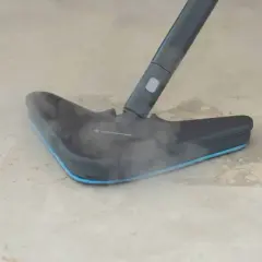 Dampfreiniger mit Dampf auf hellem Laminatboden.