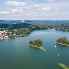 Malownicze jeziora w Polsce na wakacje. Wodne krajobrazy z wyspami, lasami i żaglówkami zachęcają do wypoczynku.