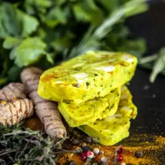 Gelbe Kurkuma-Riegel mit Kräutern und Gewürzen. Perfekt, um Gerichten eine goldene Farbe und würzigen Geschmack zu verleihen.