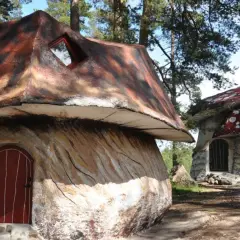 Två fantasifulla svamphus i en skogsmiljö. En magisk plats för unika upplevelser i Sverige.