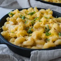 Krämig vegansk mac and cheese i gjutjärnspanna, toppad med färska örter. Enkel och god comfort food.