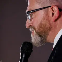 Czy Grzegorz Braun nie żyje? Prawda o zdrowiu i aktywności polityka
