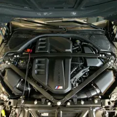 Silnik BMW M Power z widocznym systemem VANOS.