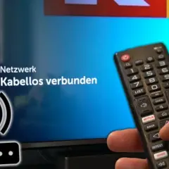 Fernseher mit Router verbinden ohne Kabel: Ein Smart-TV-Menü zeigt "Netzwerk Kabellos verbunden" an, während eine Hand eine Fernbedienung hält.