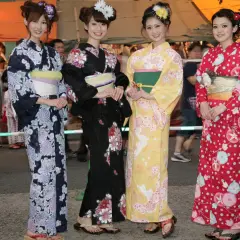 Japanische traditionelle Kleidung: Kimono, Yukata & ihre Vielfalt