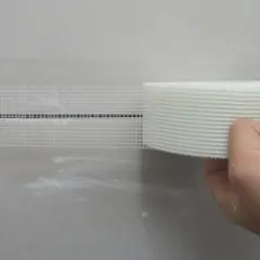 Nastro in rete per giunti cartongesso applicato su una parete.