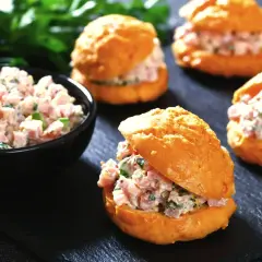Pyszne kanapki do pracy z pastą jajeczną i szynką, idealne na szybki lunch.