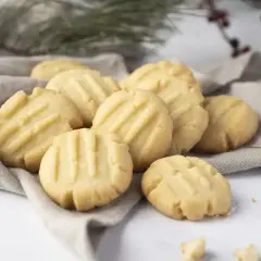 Galletas de mantequilla con líneas marcadas, perfectas para tu próxima receta.