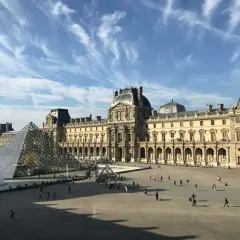 La pyramide du Louvre, avec son architecture moderne contrastant avec le palais historique. Idéal pour une visite, vérifiez le musée histoire naturelle paris tarif.