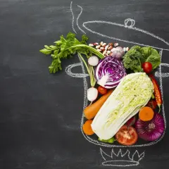 Świeże warzywa i fasola w narysowanym garnku. Inspiracja dla weganizmu a wegetarianizmu.