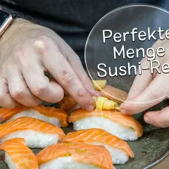 Hände arrangieren Sushi mit Lachs. Die perfekte Menge Sushi-Reis pro Person ist entscheidend für den Genuss.